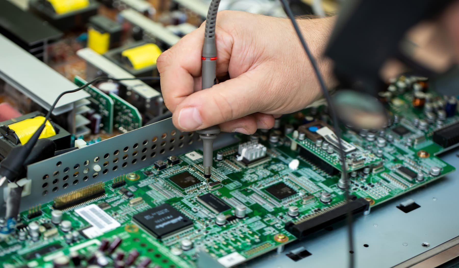 Reparação de placa electrónica — microscopia e rework SMD