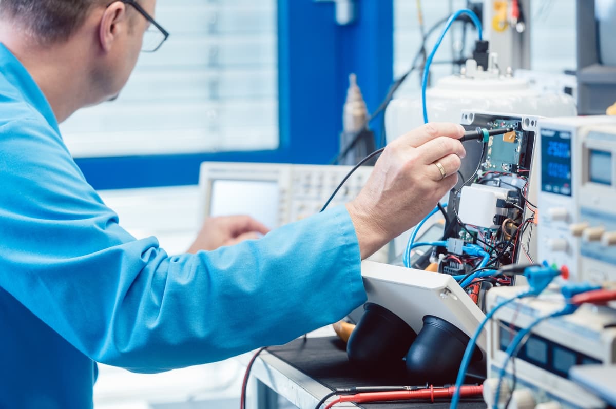 Bancada de trabalho — electrónica industrial, microscopia e teste